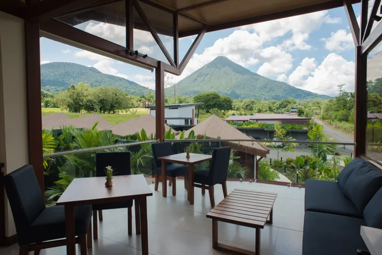 Terraza de Fortuna Retreat con vista al volcán